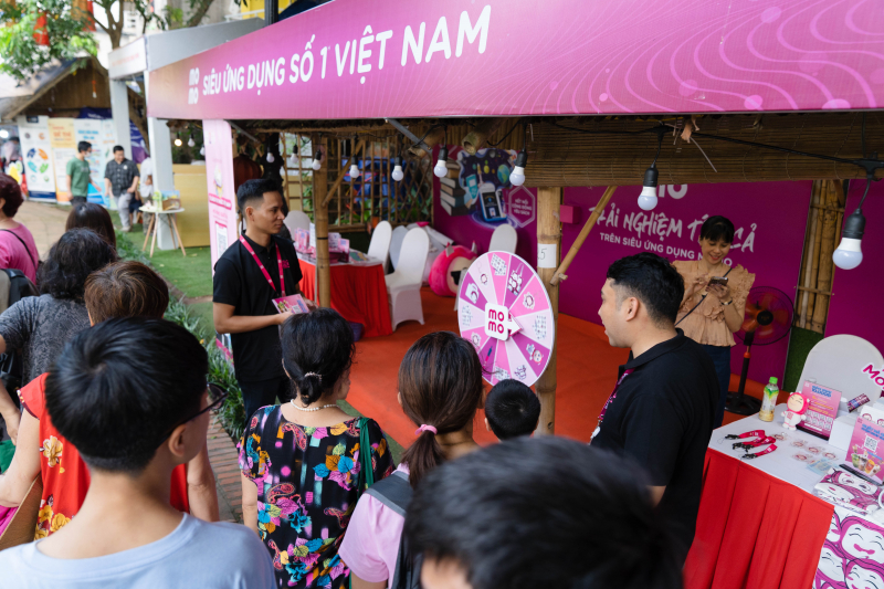 Nhiều độc giả tham gia hoạt động trải nghiệm tại gian hàng của MoMo tại Ngày Sách và Văn hóa đọc Việt Nam. Ảnh: MoMo
